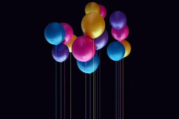 Globos de colores sobre un fondo negro (64463) Globos de colores sobre un fondo negro (64463)