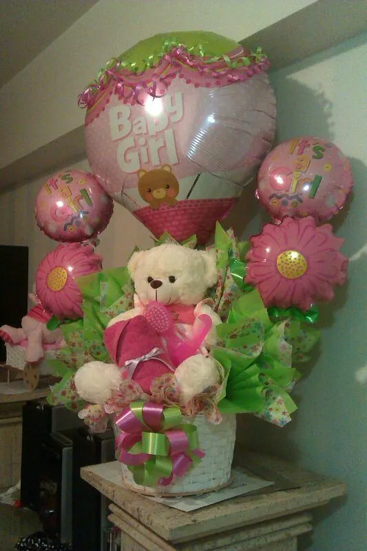 Cinco globos, un peluche mediano, papeles de colores y un bouquete ... Cinco globos, un peluche mediano, papeles de colores y un bouquete ...