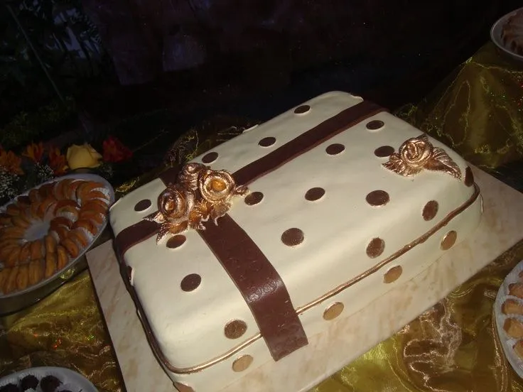 gold &amp; #white torta para onomástico 50 años | Dorado+Crema | Pinterest