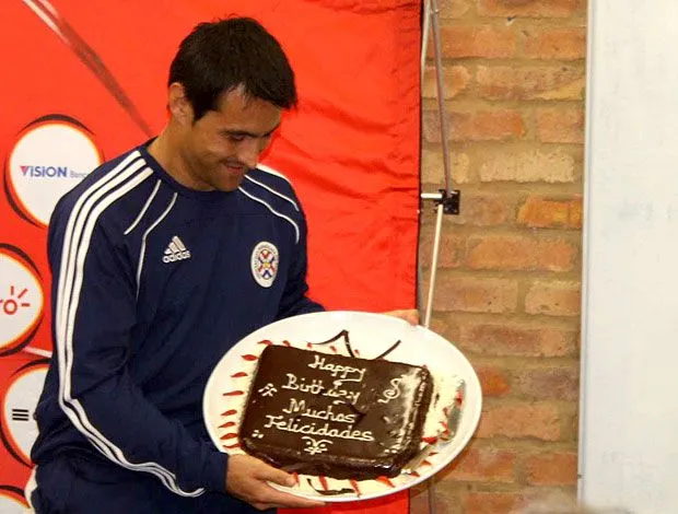 Goleiro paraguaio ganha bolo de aniversário e parabéns pelos 33 ...