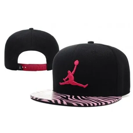 Gorra Jordan Negra En Pico Esmaltado De Cebra Rosa y Logo Rosado ... Gorra Jordan Negra En Pico Esmaltado De Cebra Rosa y Logo Rosado ...