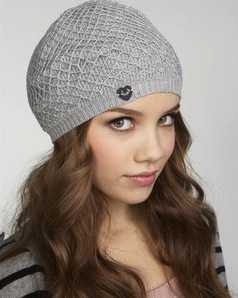 un lindo tejido entrecruzado con el logo de la marca