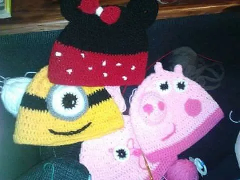 Gorritos de dibujos animados tejido a crochet, peppa, minnions ...