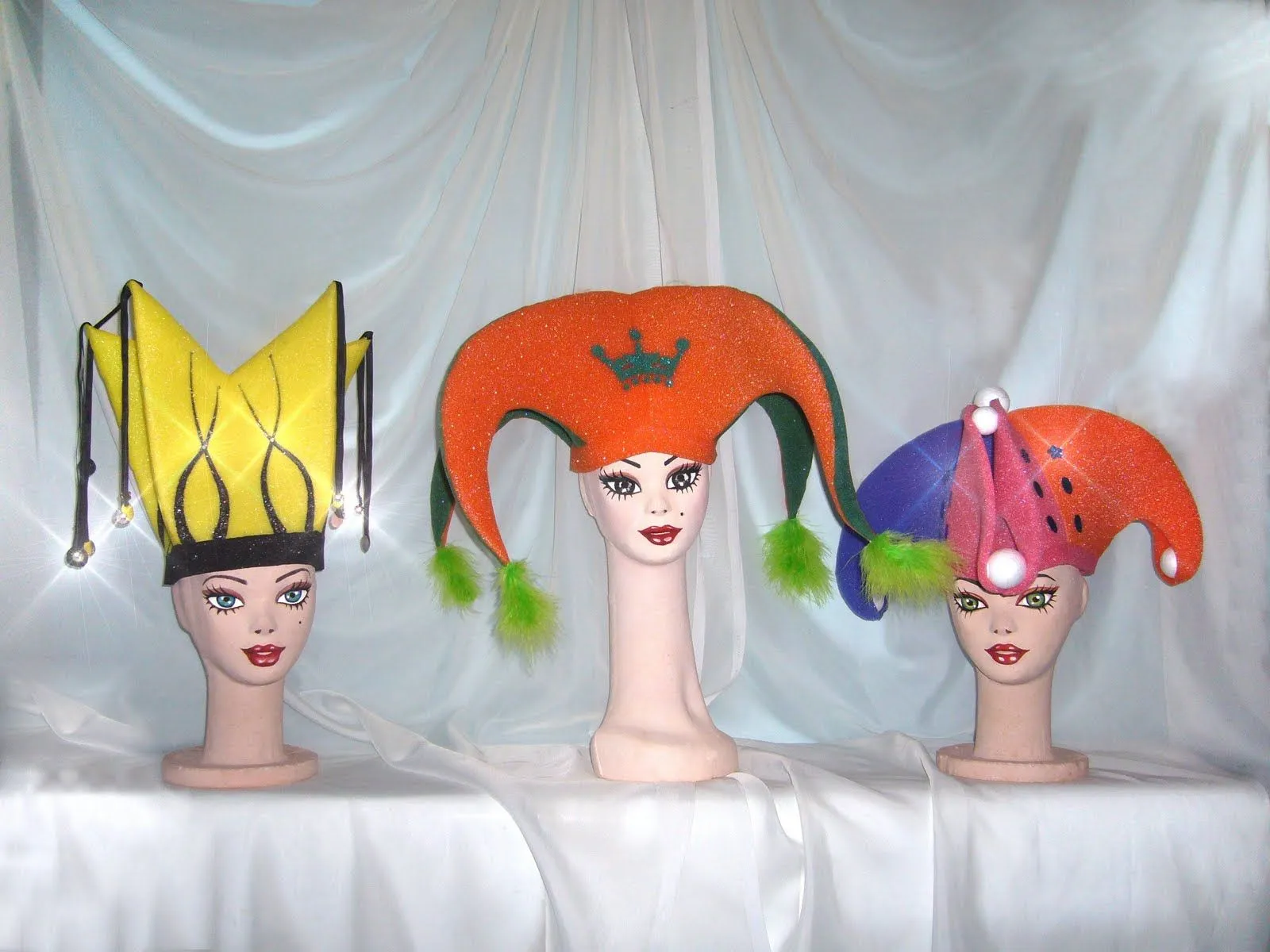 Gorro de Arlequin de goma espuma con plumones en las puntas Gorro de Arlequin de goma espuma con plumones en las puntas