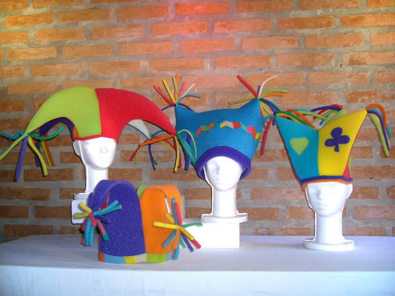 Gorros cotillon goma espuma - Imagui