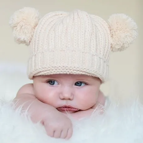 Gorro lana para bebé con pompones. En un bonito color beige, este ...