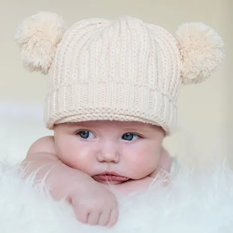 Gorro lana para bebé con pompones. En un bonito color beige, este ... Gorro lana para bebé con pompones. En un bonito color beige, este ...