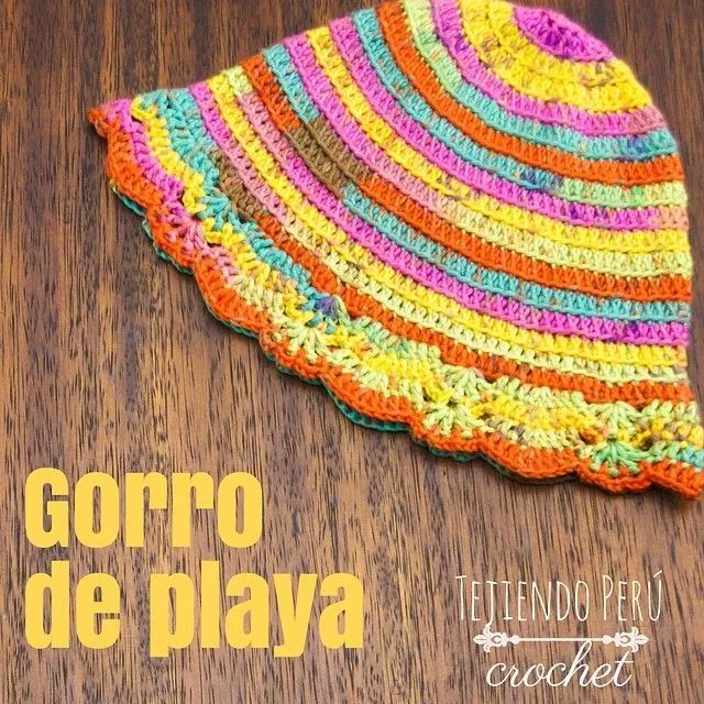 Gorro de playa con borde calado en ondas tejido a crochet en hilo ...