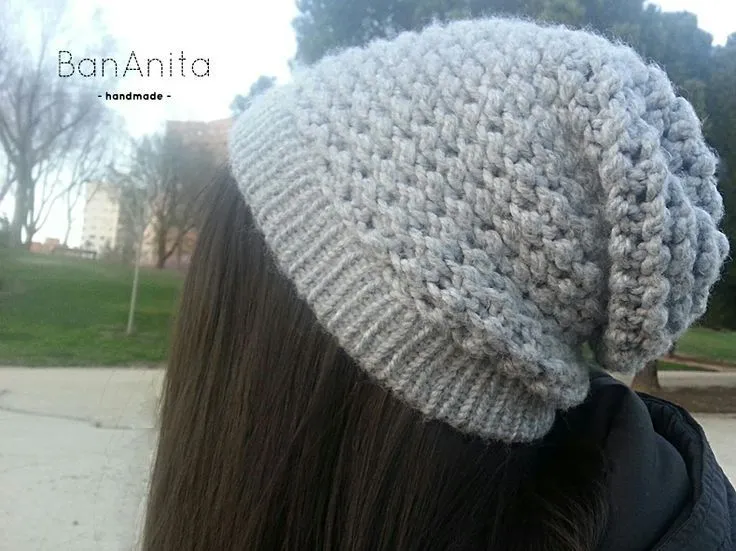 Gorro Slouchy "Palomitas" GRIS Gorro realizado íntegramente a mano ...