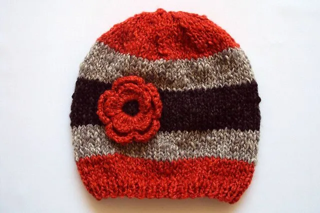 gorro tejido a palillo con flor a crochet | Flickr - Photo Sharing!