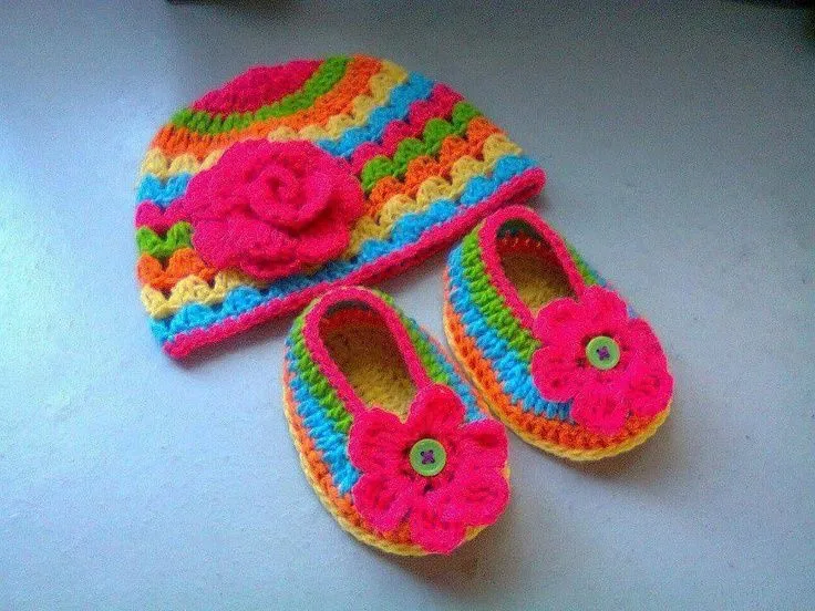 Gorro y zapatitos para bebé | Bebés | Pinterest Gorro y zapatitos para bebé | Bebés | Pinterest