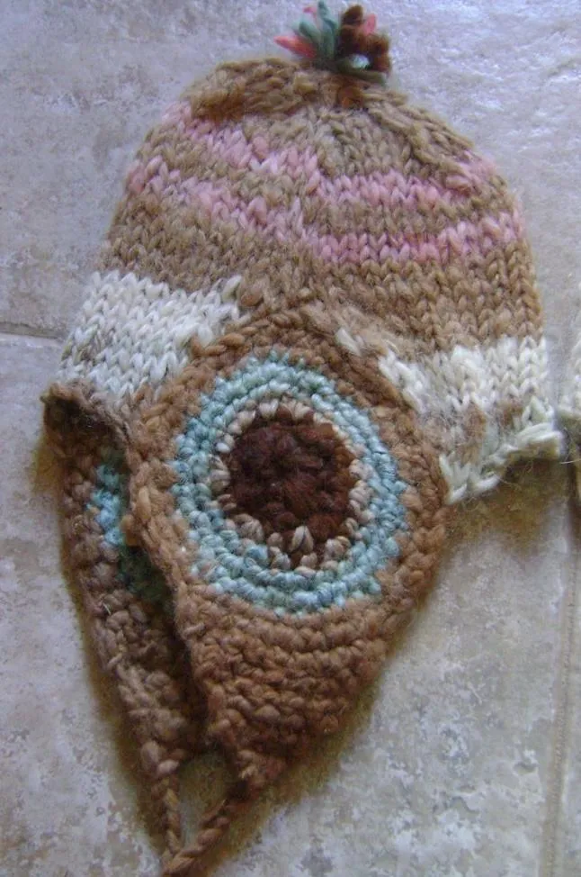 Gorros Tejidos a Mano de Lana de Llama rustica de una sola hebra.