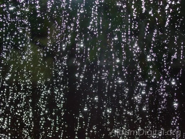 Gotas de agua sobre el cristal