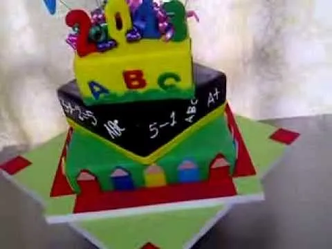 Torta de graduación de jardín a transicion - YouTube Torta de graduación de jardín a transicion - YouTube