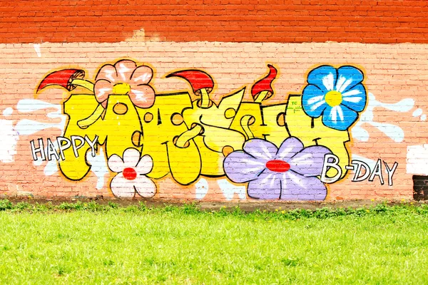 graffiti con felicitaciones de cumpleaños feliz en la pared — Foto ...