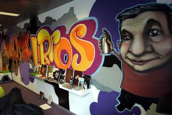 A través del graffiti: de la pared a los libros A través del graffiti: de la pared a los libros