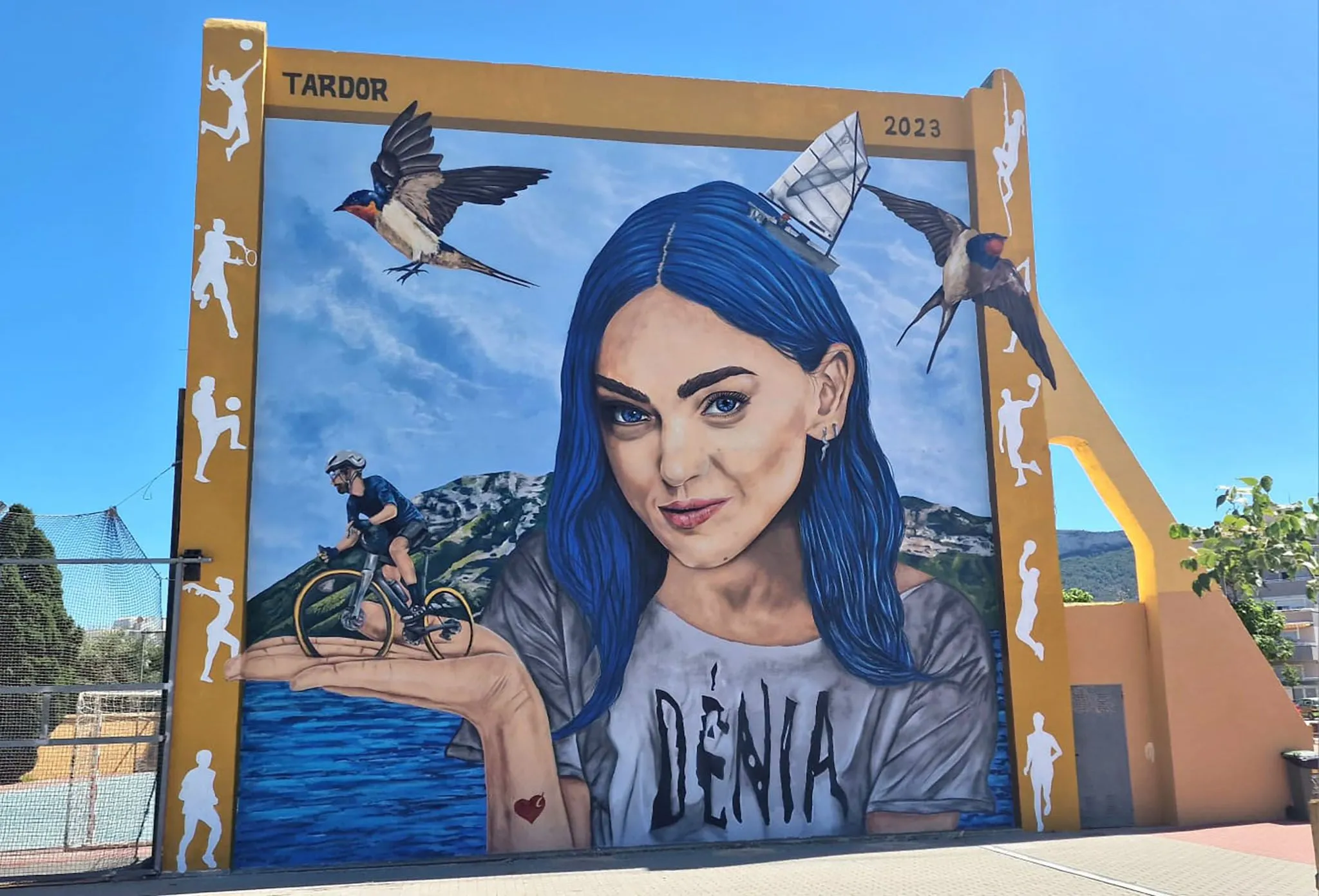 El graffiti de Tardor que inmortaliza la futura participación de Dénia en  La Vuelta