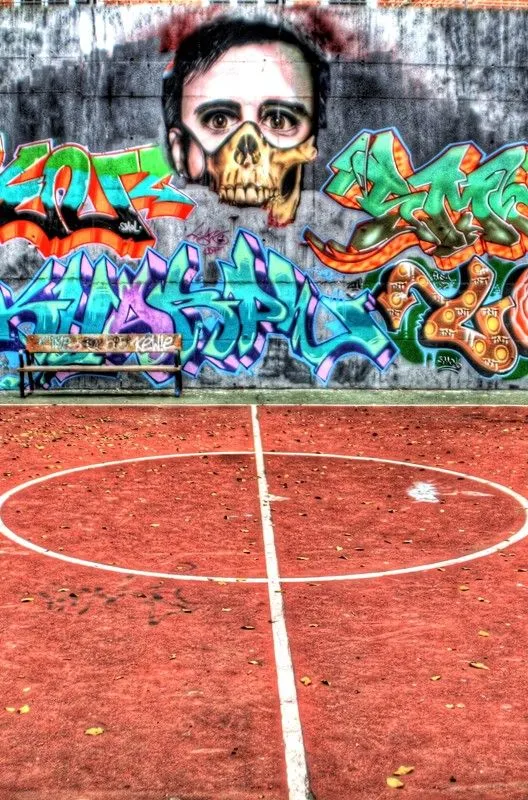 Los Graffitis de la Cancha de Baloncesto de la Calle Luis Mitjans | Música  y Pitanzas