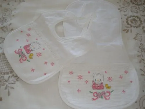 Graficos de Hello Kitty en punto cruz para baberos - Imagui Graficos de Hello Kitty en punto cruz para baberos - Imagui