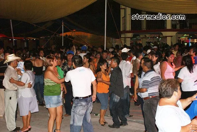 grupo musical los llayras todas estan parejas bailando tan animadas ...