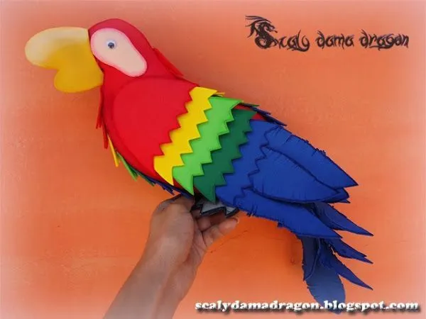 Guacamaya hecha de foamy (Goma Eva) | Manualidades para exteriores ...