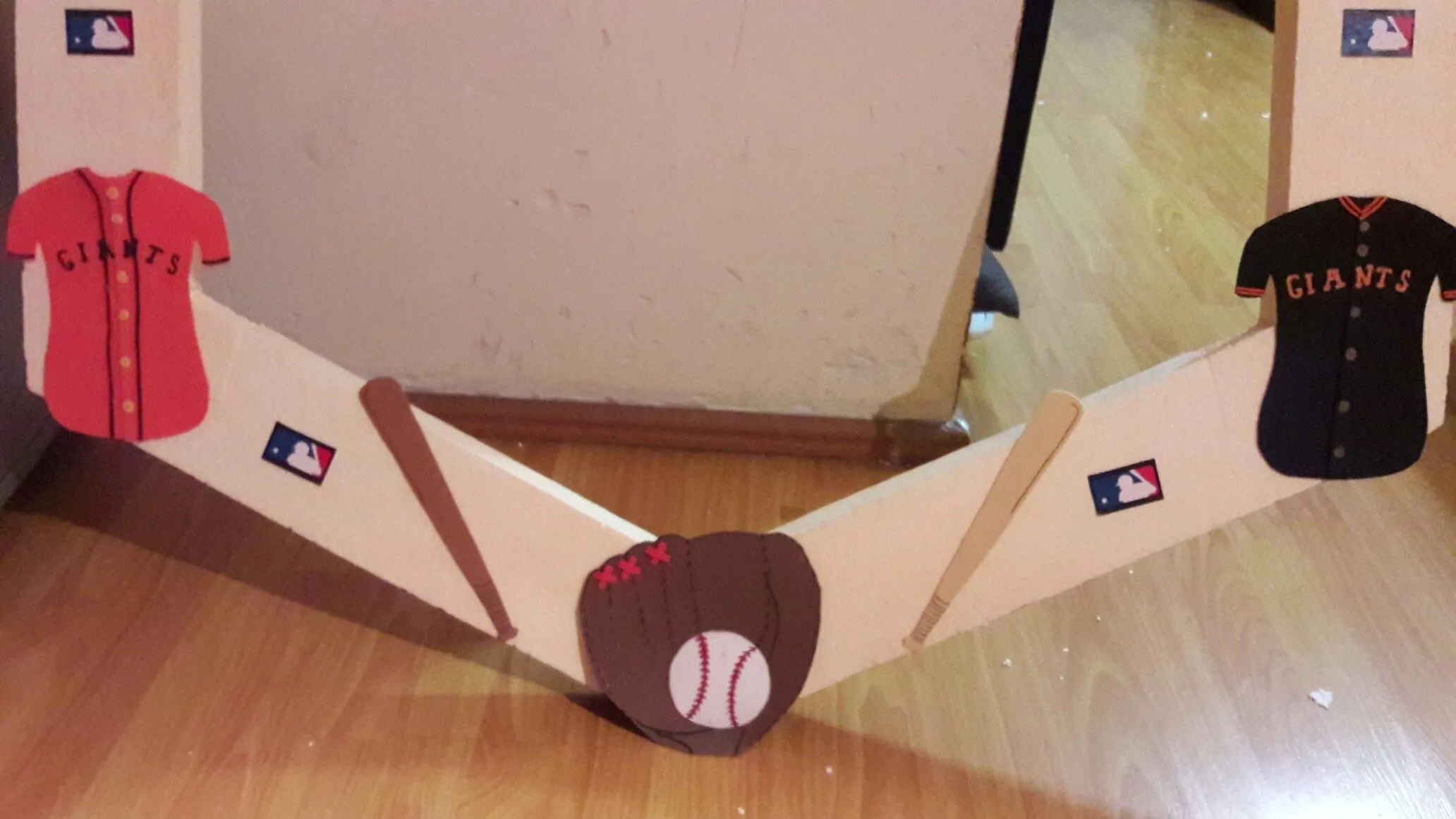 guante, pelota, bate de beisbol, de fomi. | Bate de beisbol, Cumpleaños de  béisbol, Pelota de beisbol