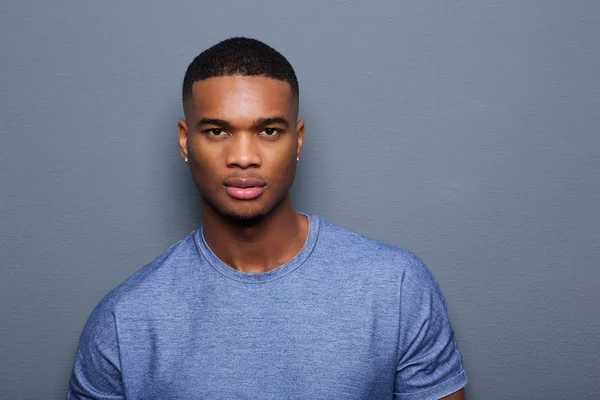 Guapo joven negro con expresión seria de cara — Foto stock ... Guapo joven negro con expresión seria de cara — Foto stock ...