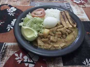 Guatita
La guatita es un plato típico ecuatoriano que basa su ingrediente principal en el mondongo o librillo, que es la panza de la vaca, un plato muy famoso especialmente en Guayaquil, una verdadera delicia.
Gracias a mi vecina Carmita que siempre com