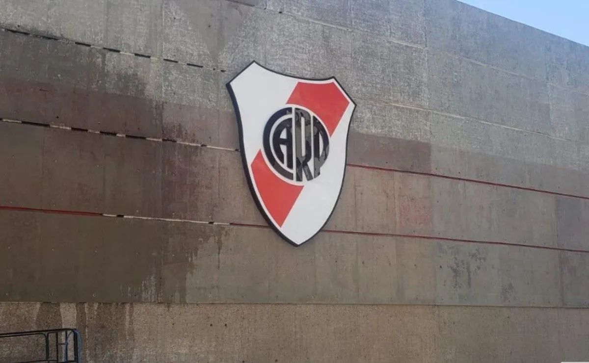 El guiño para los hinchas en el nuevo branding de River: la bandera más larga del mundo El guiño para los hinchas en el nuevo branding de River: la bandera más larga del mundo