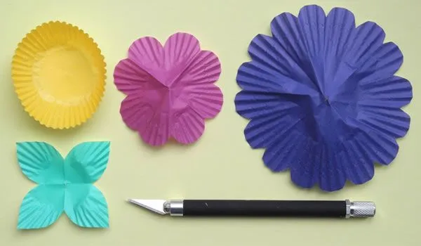 Guirnalda de flores luminosas - Guía de MANUALIDADES Guirnalda de flores luminosas - Guía de MANUALIDADES