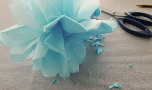 Guirnalda con Pompones de seda y blondas - Manualidades para ...