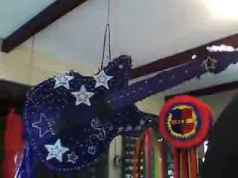 GUITARRA BARBIE -piñatas modernas - YouTube