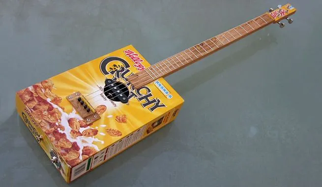 Cómo hacer una guitarra con una caja de cereales Cómo hacer una guitarra con una caja de cereales