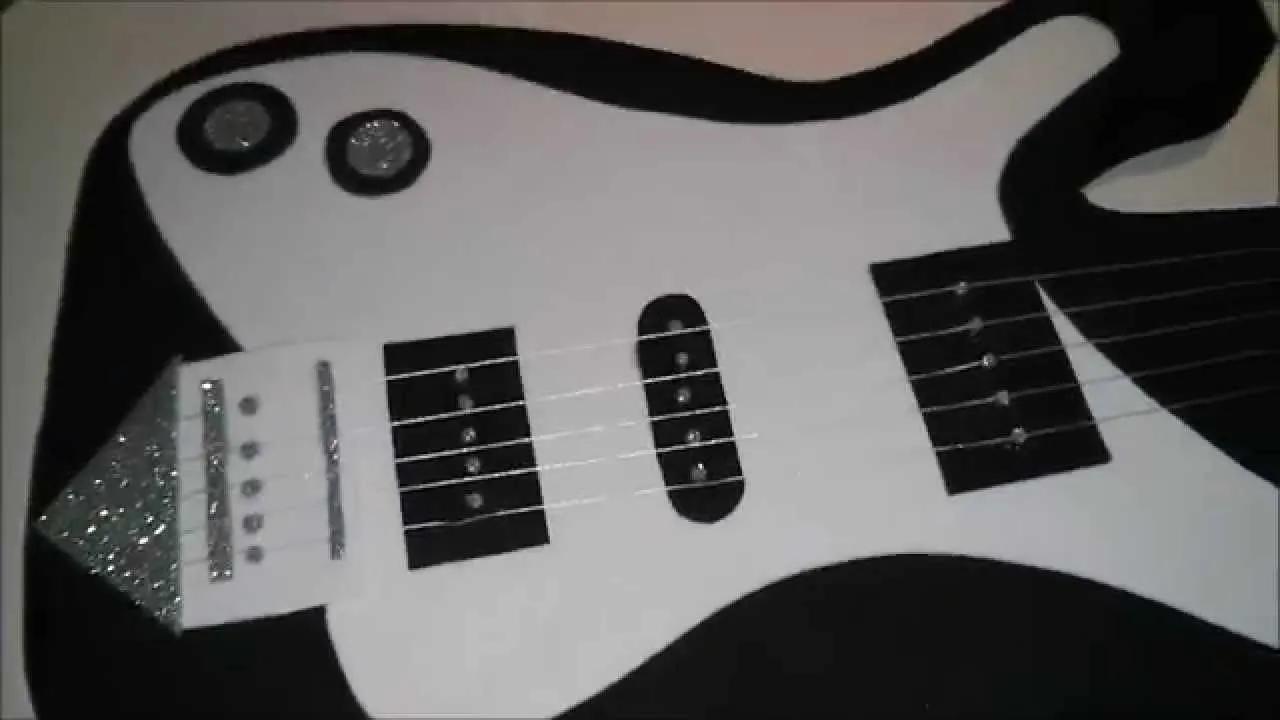 Guitarra de carton y foami - YouTube