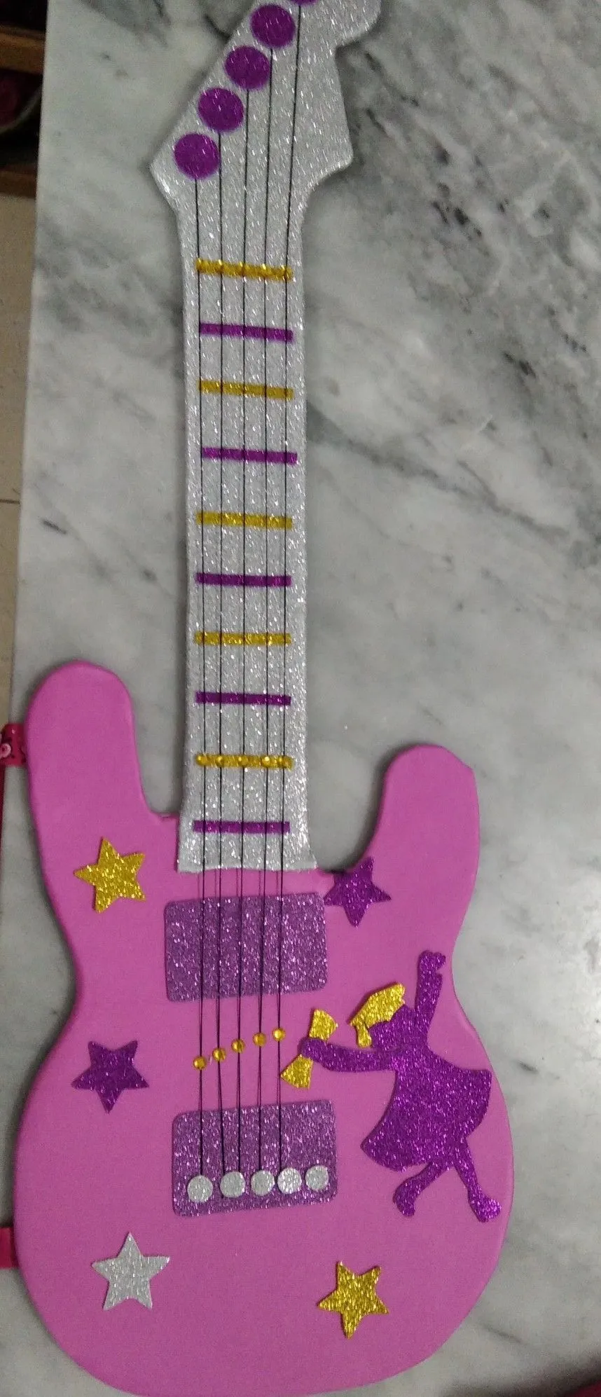 Guitarra eléctrica - Goma eva (foami) | Guitarras de carton, Molde de guitarra, Adornos navideños reciclados Guitarra eléctrica - Goma eva (foami) | Guitarras de carton, Molde de guitarra, Adornos navideños reciclados