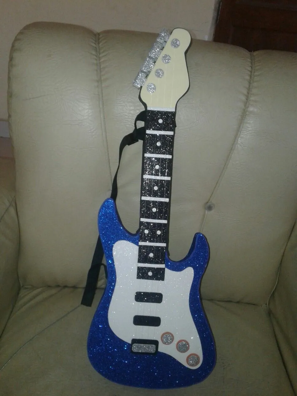 Guitarra electrónica de goma eva | Guitarras de carton, Cajas de origami, Cómo decorar una carpeta Guitarra electrónica de goma eva | Guitarras de carton, Cajas de origami, Cómo decorar una carpeta