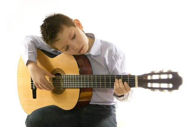 Yo Guitarra: ¿Hasta qué edad se puede aprender a tocar la guitarra? Yo Guitarra: ¿Hasta qué edad se puede aprender a tocar la guitarra?