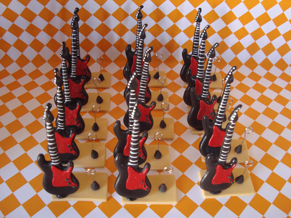 Andrea Taylor - Porcelana fria: guitarras rojas porta mensaje Andrea Taylor - Porcelana fria: guitarras rojas porta mensaje