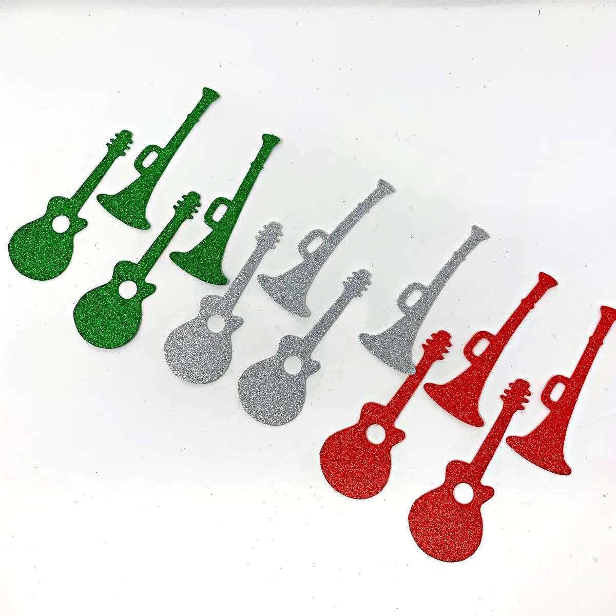 Guitarras y trompetas de fomi c/12 – Mercería El Gato Guitarras y trompetas de fomi c/12 – Mercería El Gato