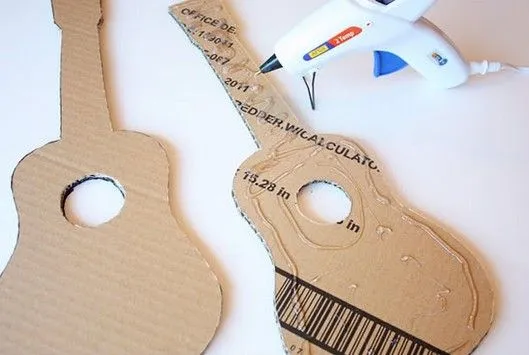 Guitarras de cartón para niños