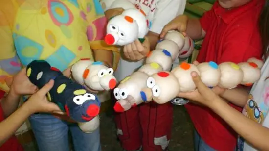 Para hacer este original gusano tan solo necesitaremos una media vieja ...