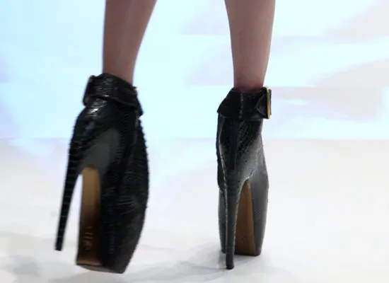 En general me gusta Alexander Mc Queen, pero estos zapatos con un taco ... En general me gusta Alexander Mc Queen, pero estos zapatos con un taco ...