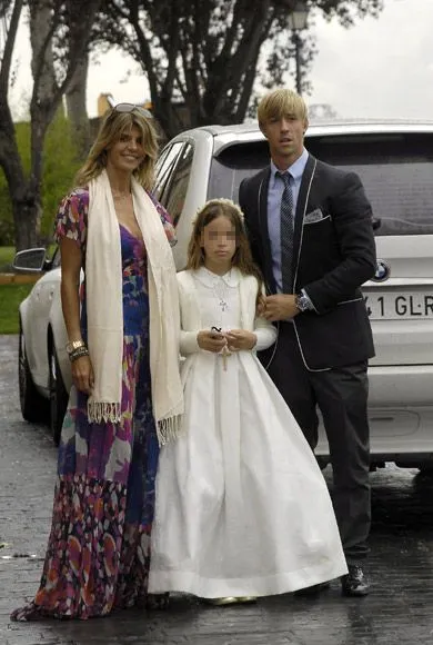 Guti y Arantxa de Benito celebran juntos la Primera Comunión de su ... Guti y Arantxa de Benito celebran juntos la Primera Comunión de su ...