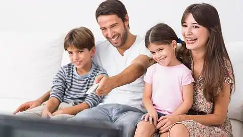 Cómo hacerte con el mando de la tele sin que se arme una batalla ... Cómo hacerte con el mando de la tele sin que se arme una batalla ...