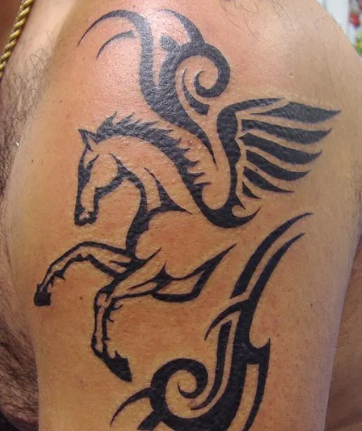 Tatuaje-de-Unicornio-con- ...