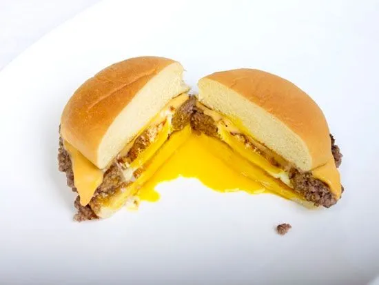 Cómo hacer hamburguesas con huevo frito relleno Cómo hacer hamburguesas con huevo frito relleno