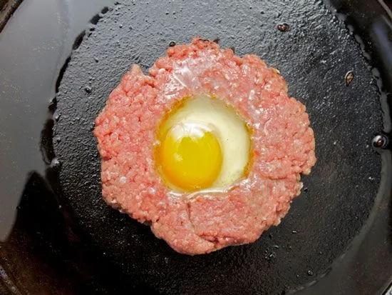 Cómo hacer hamburguesas con huevo frito relleno Cómo hacer hamburguesas con huevo frito relleno