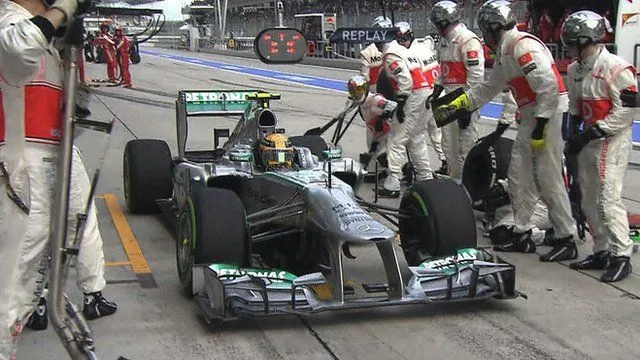 HAMILTON HIZO SU ENTRADA A BOXES Y PARO EN EL GARAJE DE SU ANTIGUO EQUIPO