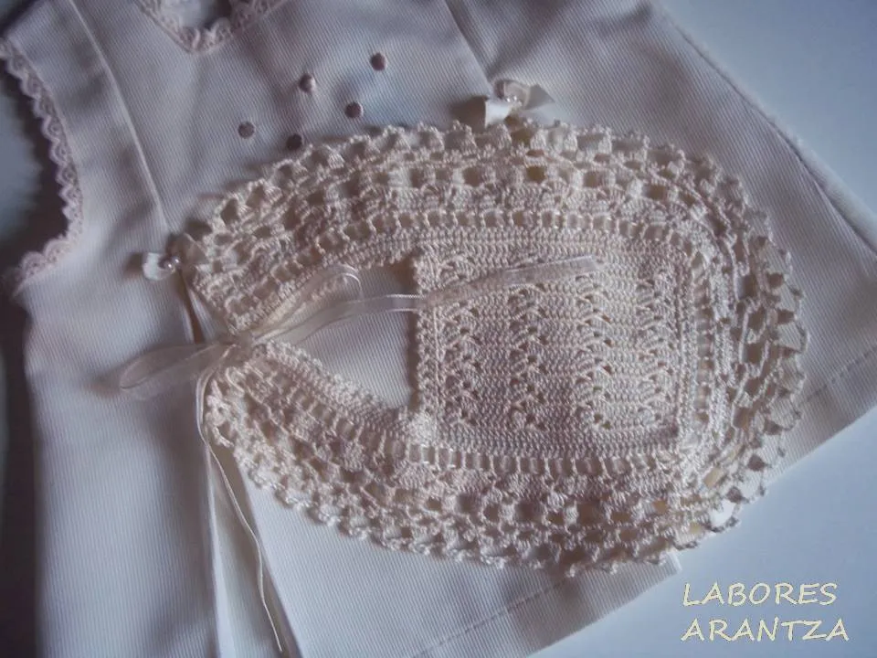 Handmade by Arantza Rivas: Baberos de bautizo de crochet Handmade by Arantza Rivas: Baberos de bautizo de crochet