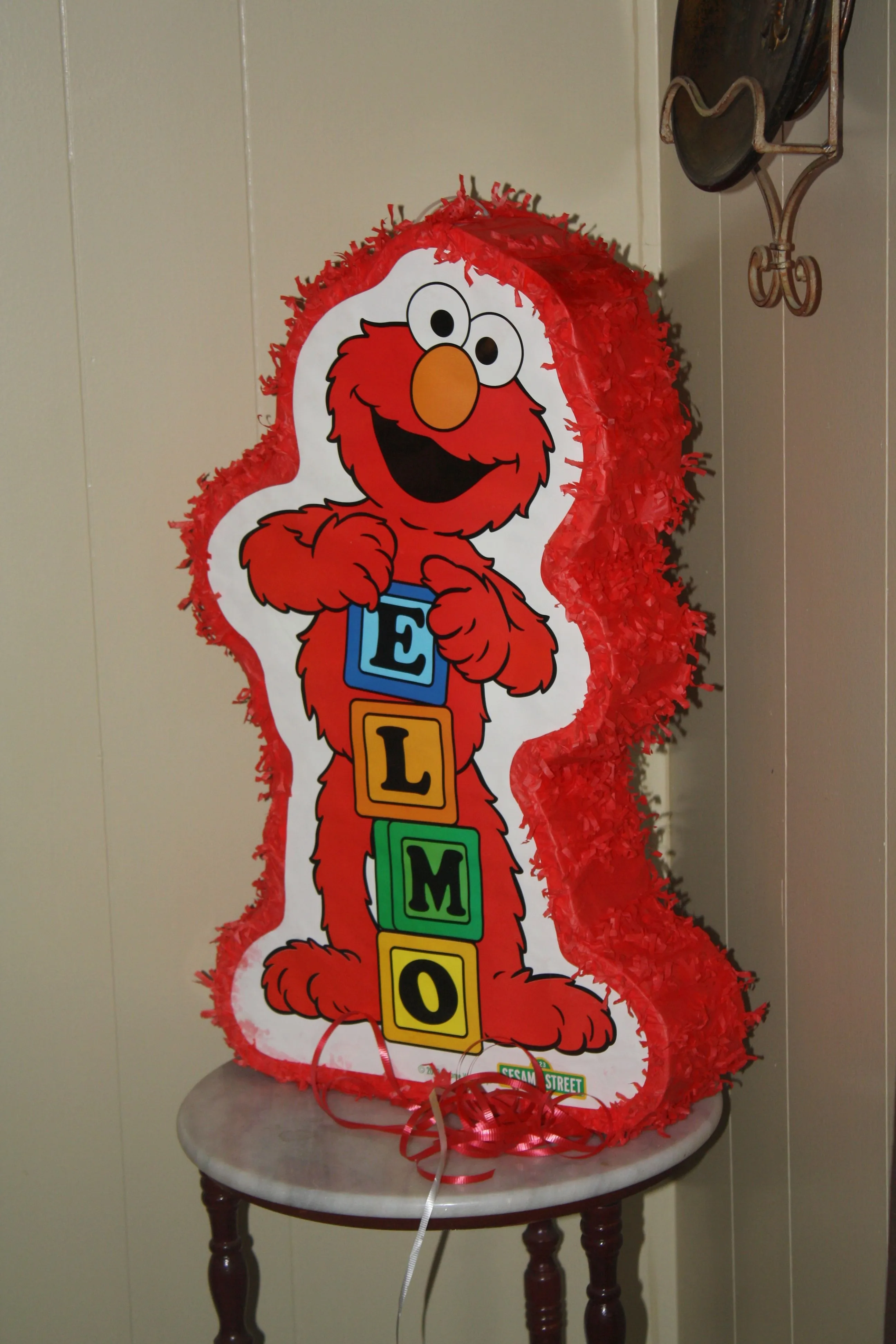 Piñatas de elmo - Imagui